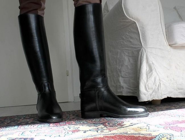 Download: ValenteVictoriaLady - Spritze auf meine Reitstiefel ab! Schwarze Gummireitstiefel JOI
