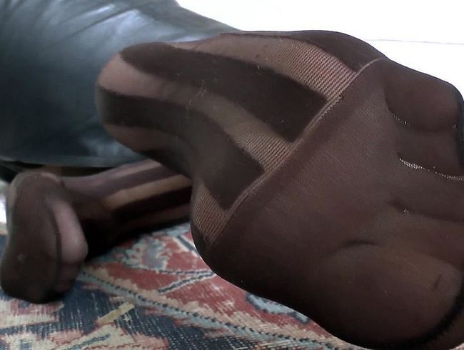 Download: ValenteVictoriaLady - Schnüffle an meinen Strumpfhosen Füßen!