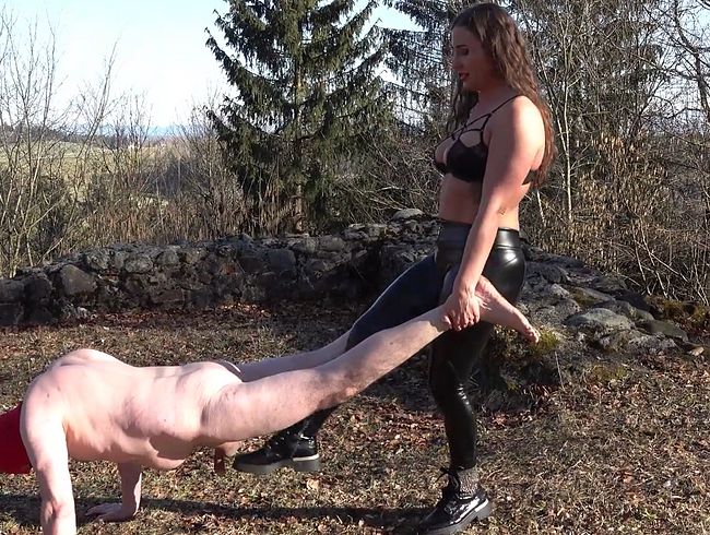 Download: ValentinaLux - Ballbusting in Burgruine