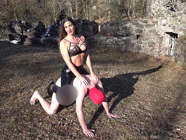 Download: ValentinaLux - Ballbusting in Burgruine