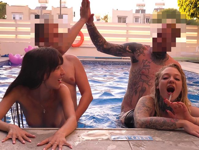 Download: Valery_Venom - Poolabend eskaliert! 2 blanke Schwänze für 2 gierige Fotzen!