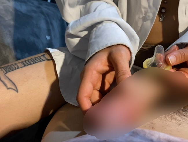 Download: VelvetLiquid - Velvet Liquid zieht dir nach ihrem Geschmack ein KONDOM über