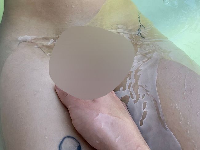 Download: VelvetLiquid - MASTRUBATION in der Badewanne