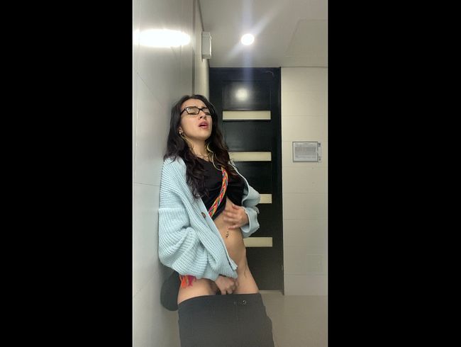 Download: VelvetLiquid - Express-ÖFFENTLICHER ORGASMUS in den UNIVERSITÄTSToiletten