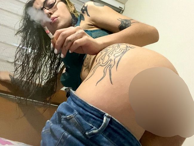 Download: VelvetLiquid - personalisierter Striptease beim Zigarettenrauchen für Sie ...