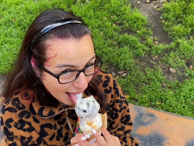 Download: VelvetLiquid - zwei Kugeln Eis für mich