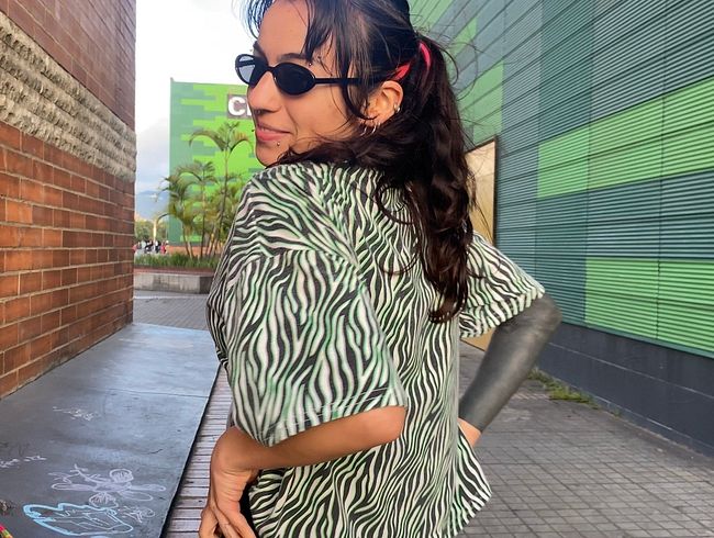 Download: VelvetLiquid - SCHNELLER STRIPTEASE IN DER ÖFFENTLICHKEIT