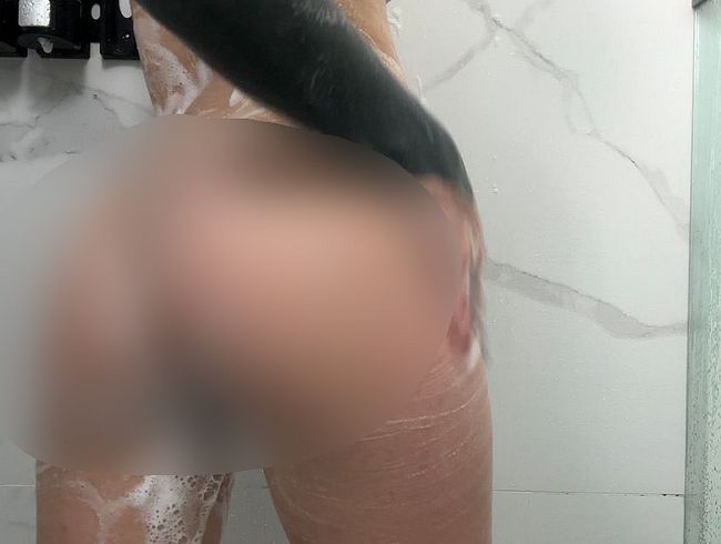 Download: VelvetLiquid - Ein versohlter Hintern braucht ein richtig schaumiges Bad.