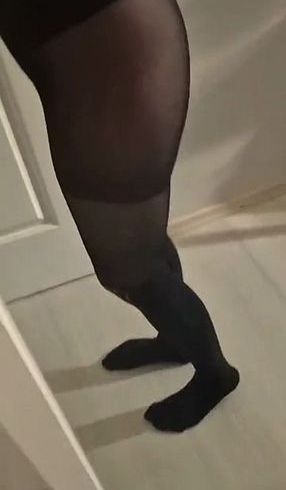 Download: VelvetVixen509 - Nylonstrumpfhose in verführerischer Bewegung ???