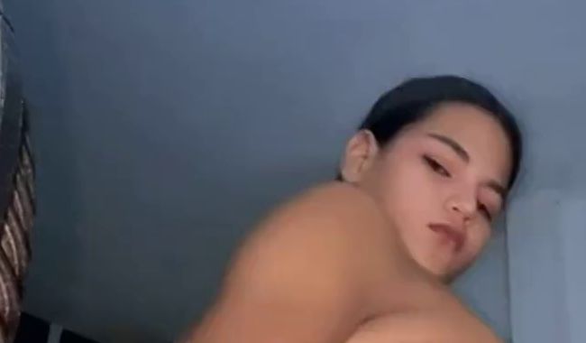 Download: Victoria092002 - Schöne Transfrau zeigt ihren köstlichen und natürlichen Körper