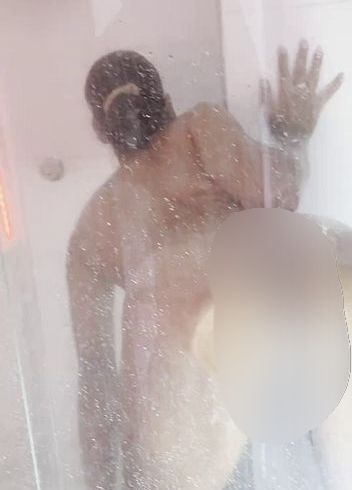 Download: Victoria092002 - Eine schöne Transfrau wird beim Duschen beobachtet und von einem mutigen Mann berührt.