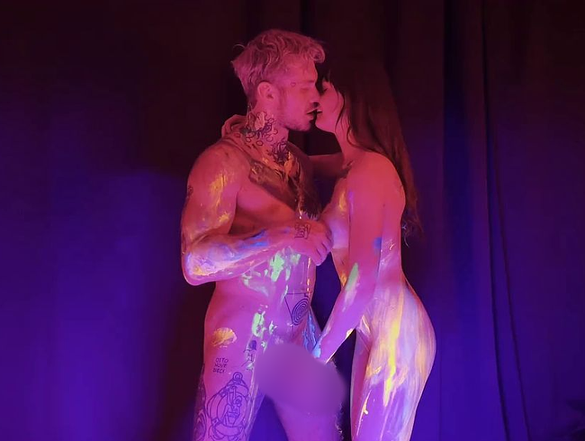 Download: VictoriaWet_Poland - Körperbemalung mit UV-Farben, Blowjob und Sex