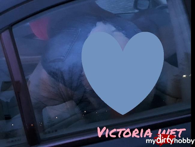 Download: VictoriaWet_Poland - einen Dildo auf dem Saugnapf eines Autofensters fahren