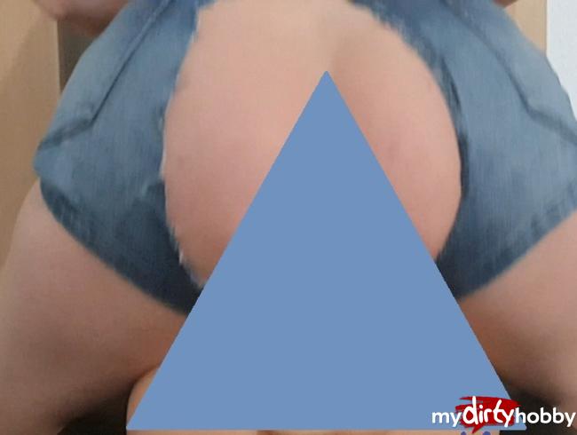 Download: VictoriaWet_Poland - einen Torsodildo in Löchern in Jeansshorts reiten