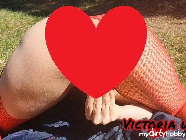 Download: VictoriaWet_Poland - Spielen mit Dildos in Netzstrümpfen im Gras