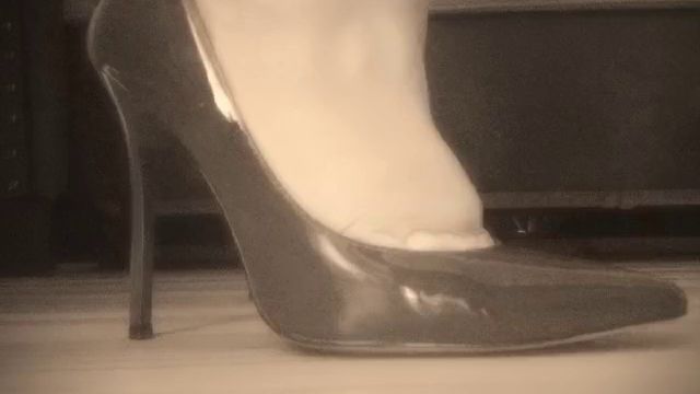 Download: Vienna_bitch31 - High heels...meine Leidenschaft. Komm und geniesse es!