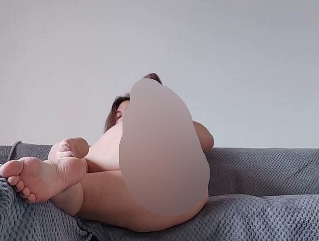 Download: Vio1 - Nackte Milf fickt ihre Muschi mit einem großen 25 cm Dildo mit einem Analplug in ihrem Schlampenarsch