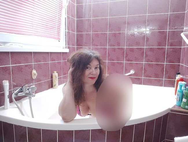Download: Vio1 - Viola fickt im Badezimmer in einem sexy Badeanzug die Muschi bis zum Orgasmus