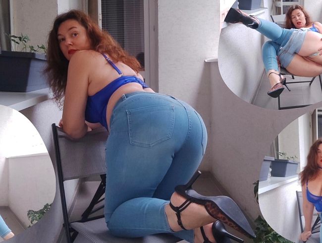 Download: Vio1 - Schlampe Viola in sexy Jeans fickt ihren Arsch mit einem Dildo auf dem offenen Balkon