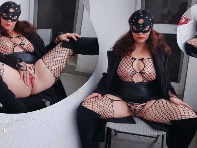 Download: Vio1 - Die heißeste Viola spreizt ihre Beine und masturbiert auf dem offenen Balkon.