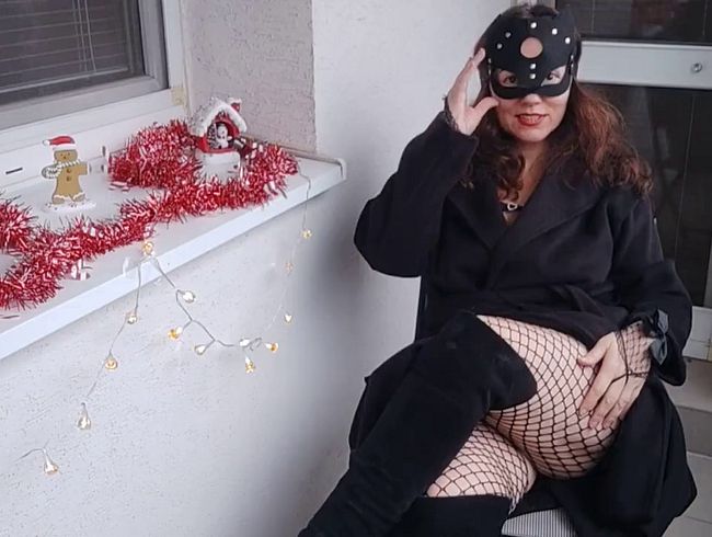 Download: Vio1 - Die heißeste Viola spreizt ihre Beine und masturbiert auf dem offenen Balkon.