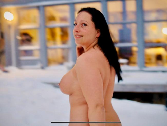 Download: Viola_Beck - In Norwegen schön nackt in den Schnee pissen