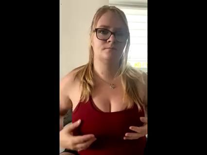 Download: VivianMae - ich besorge es mir mit Spielzeug auf der Couch