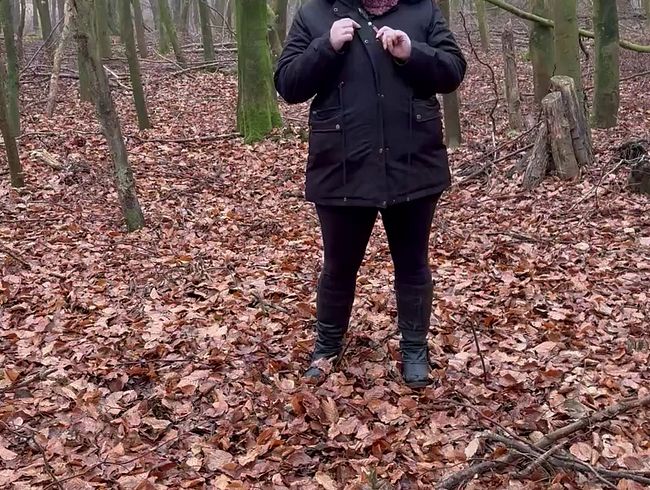 Download: VivianMae - Ein kleiner Strip im Wald ?