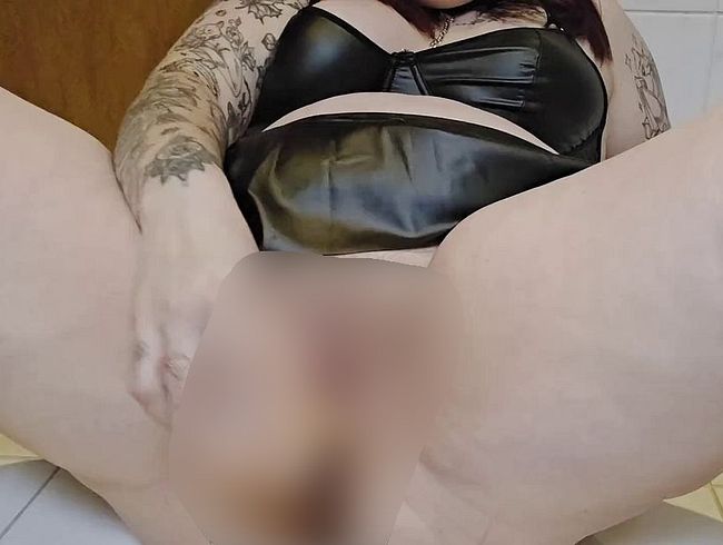 Download: Wallentinafreak - Leder Outfit und Dildo spaß?