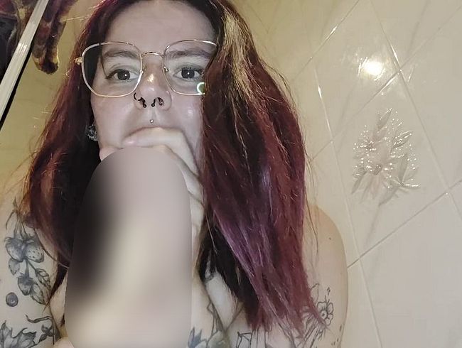 Download: Wallentinafreak - Spritziger spaß mit Dildo in der Dusche :P