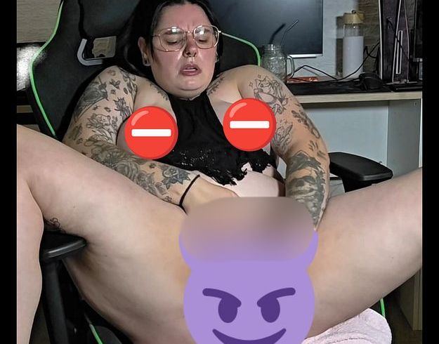 Download: Wallentinafreak - Dildo spaß im Gamingstuhl:P