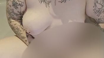 Download: Wallentinafreak - In der Dusche Pinkeln