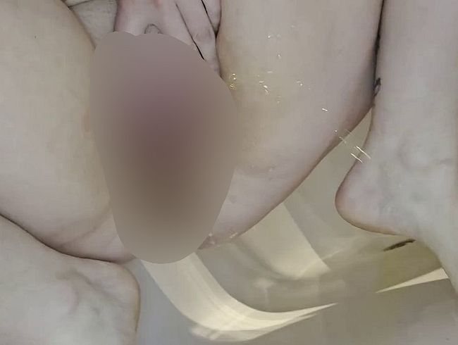 Download: Wallentinafreak - Wie schön der Urin von der Pussy herrausläuft :P