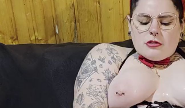 Download: Wallentinafreak - Halloween Teufelchen hat spaß mit Monster Dildo :P