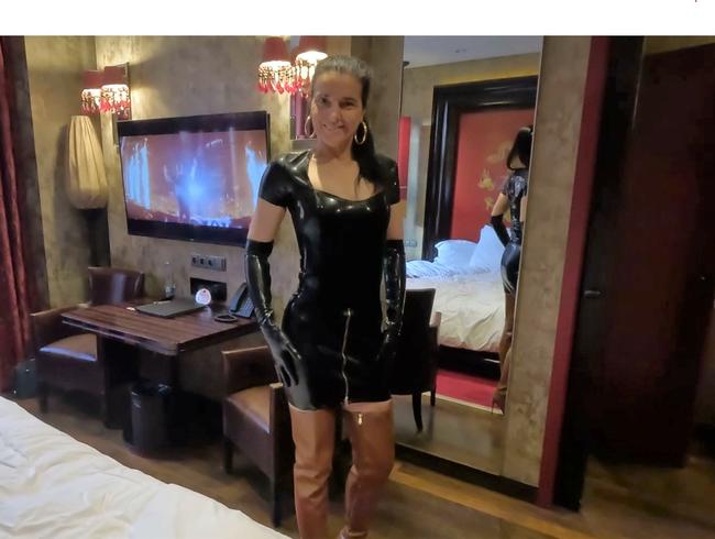 Download: WendyHillova - Sieh mir zu, wie ich mich in Latex und Stiefeln verkleide, und ich habe den Analplug nicht vergessen