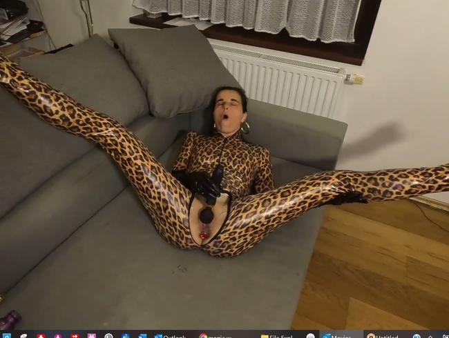 Download: WendyHillova - Ich genieße es, gekleidet in meinen Leoparden Catsuit, mich geil mit meinem Magic Wand zu ficken
