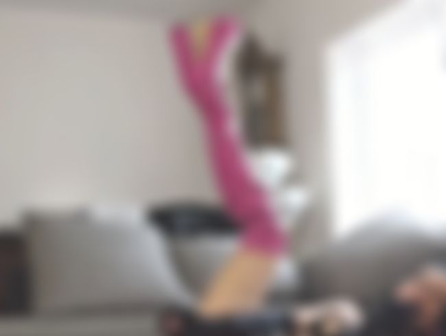 Download: WendyHillova - Ficken in pinken Overknee-Stiefeln während der Mittagszeit