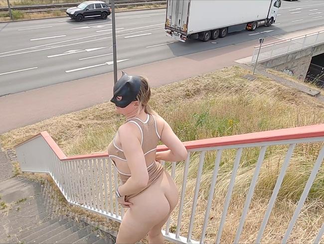 Download: Wet-Wonder - Public Piss Parade #20 Auf der Treppe..