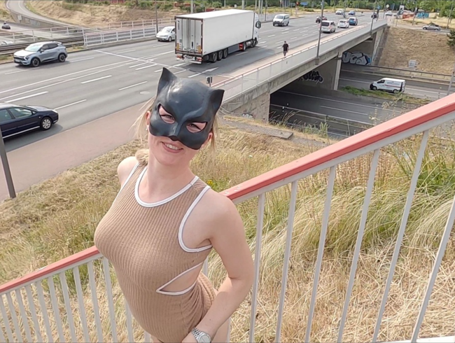 Download: Wet-Wonder - Public Piss Parade #20 Auf der Treppe..