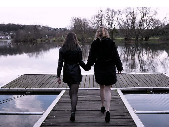 Download: Wet-Wonder - Public Piss Parade #23. Heiße Strumpfhosen, volle Blasen und freches Gekicher auf dem Steg!