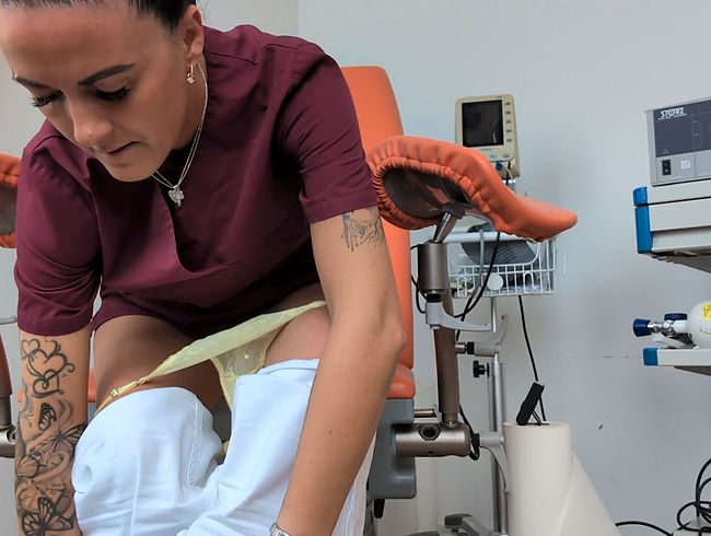 Download: Wet_lana - Droht jetzt die Kündigung! Auf der Arbeit mit dem Dildo besorgt