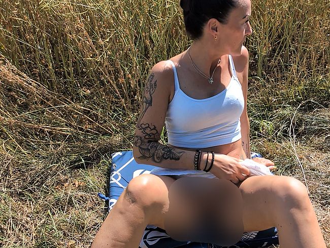 Download: Wet_lana - Riskante Aktion am Kornfeld ! Fast vom Bauern erwischt