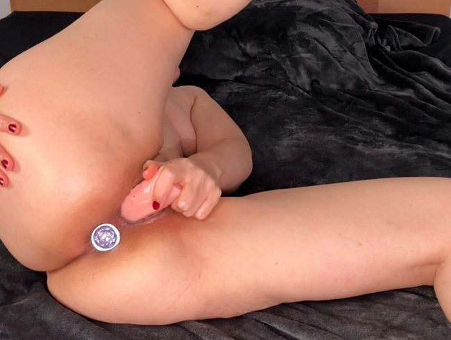 Download: XXsweetalexaXX - BEIDE LÖCHER MIT ANALPLUG UND DILDO GESTOPFT UND ZUM ORGASMUS GEFICKT!