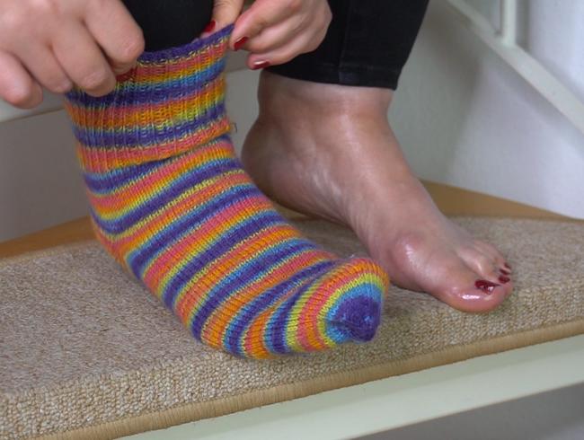 Download: XXsweetalexaXX - Brrr, es wird ganz schön kalt. Ich ziehe mir meine warmen Stricksocken an!