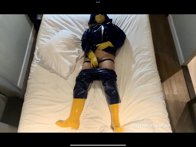 Download: Yellowdreamcap - Kennst du eigentlich meinen glänzenden blauen PVC Anzug? Der macht mich so geil.