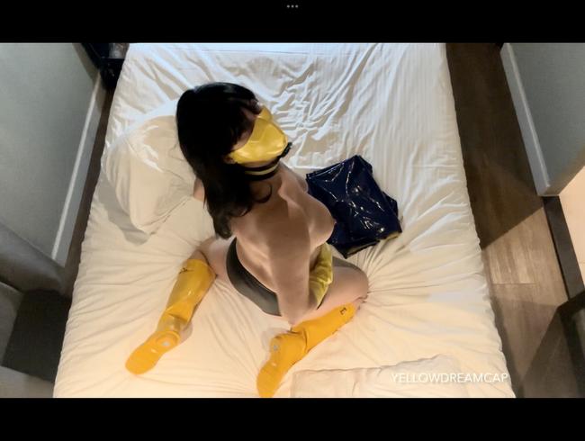 Download: Yellowdreamcap - Kennst du eigentlich meinen glänzenden blauen PVC Anzug? Der macht mich so geil.