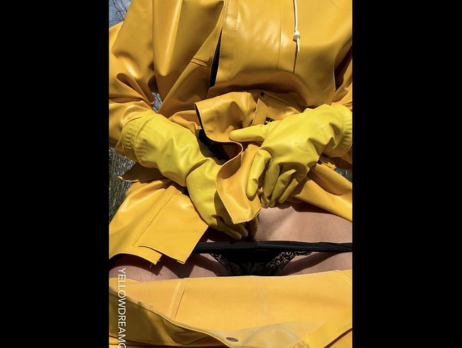 Download: Yellowdreamcap - Geile outdoor Session in gelber Regenkleidung und Gummistiefeln mit Gasmaske