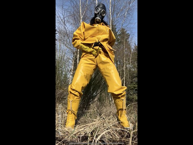 Download: Yellowdreamcap - Geile outdoor Session in gelber Regenkleidung und Gummistiefeln mit Gasmaske