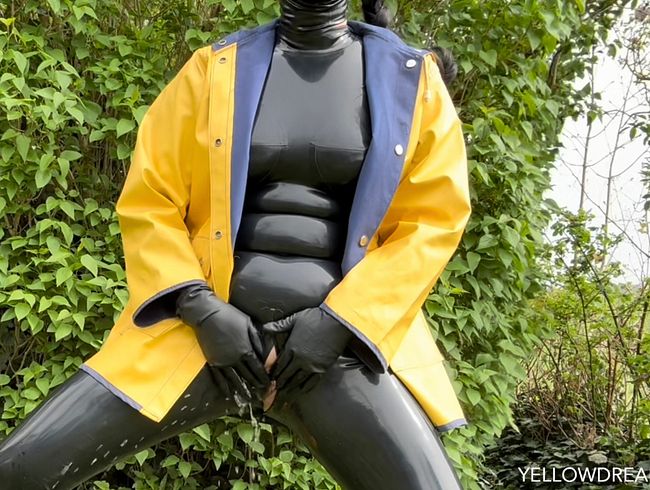 Download: Yellowdreamcap - Im Friesennerz, Gummihandschuhen und Latex Maske rauche ich genüsslich eine Zigarette