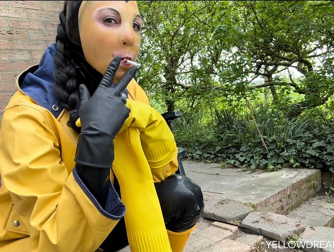 Download: Yellowdreamcap - Im Friesennerz, Gummihandschuhen und Latex Maske rauche ich genüsslich eine Zigarette